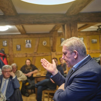 MdB Andreas Schwarz diskutiert mit den Interessierten über Arbeit, Rente, Verteidigung und Demokratie